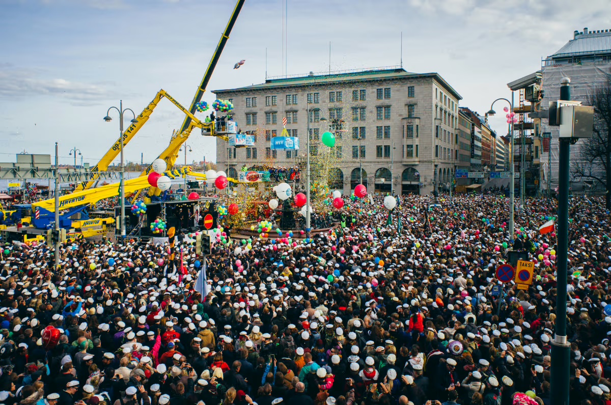 Foule rassemblée pour la cérémonie du chapeau d’Havis Amanda à Kauppatori, Helsinki, lors de la veille de Vappu, ouverture officieuse du 1er mai finlandais